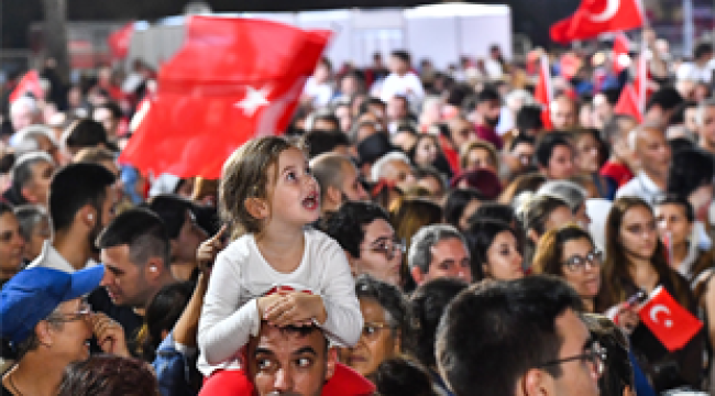 İzmir Cumhuriyet kutlamalarıyla adını tarihe yazdı